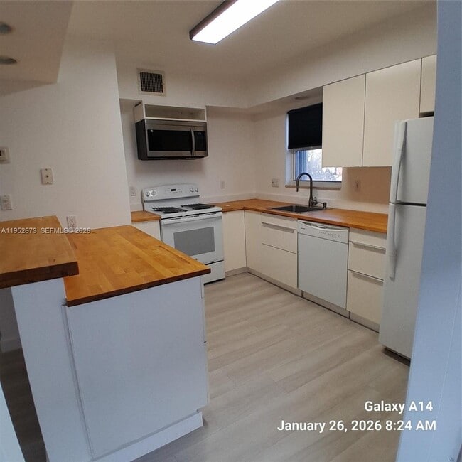 Foto del edificio - 2344 NE 12th St