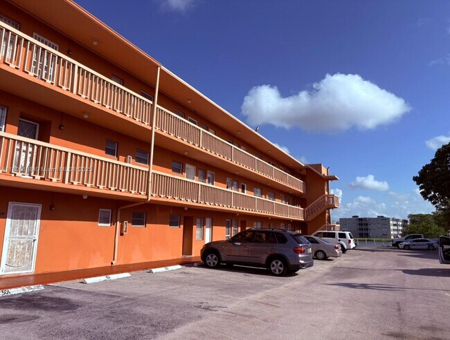 Foto del edificio - 1591 NE Miami Gardens Dr