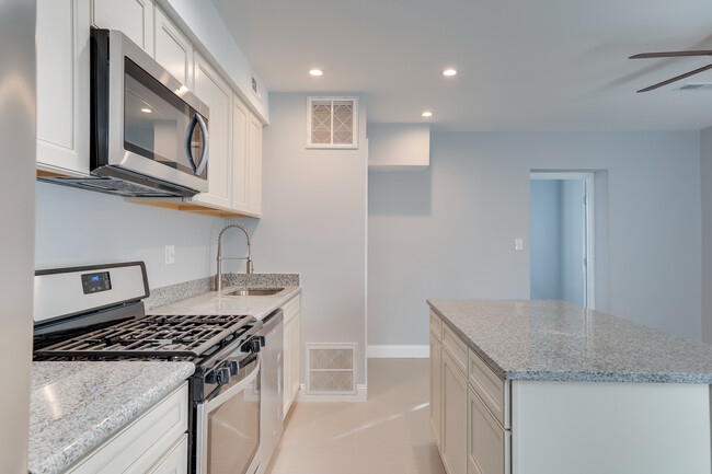 Building Photo - 537 Newcomb St SE #1