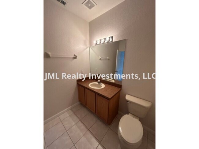Building Photo - 3 bedroom 2 story townhome in gated Avalon...