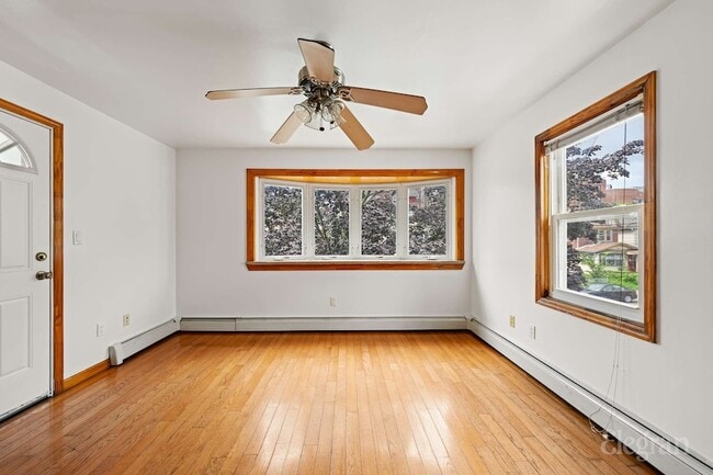 Foto del edificio - 42-85 Hampton Street Unit