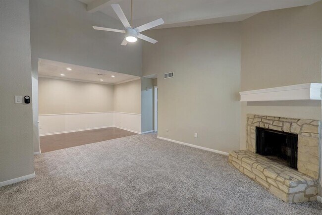 Foto del edificio - 5711 Sugar Hill Dr