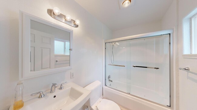 Foto del edificio - Room in 8 Bedroom Home at 380 N 13th St