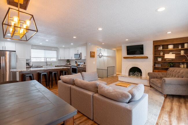 Building Photo - 894 E 840 N