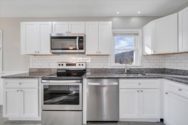 Building Photo - 15 Holly Ln