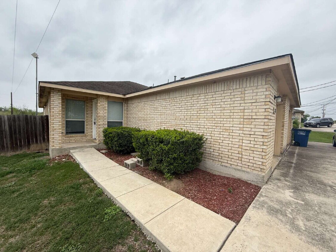 Foto principal - Spacious 3 Bedroom, 2 Bath Duplex with 1-C...