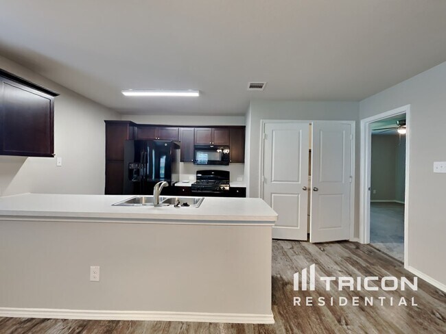 Building Photo - 5306 Everett Loop San Antonio TX