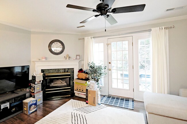 Building Photo - Small Pet-Friendly Forest Lakes North Townhome