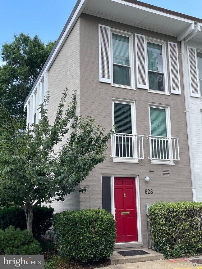 Building Photo - 628 3rd St SW