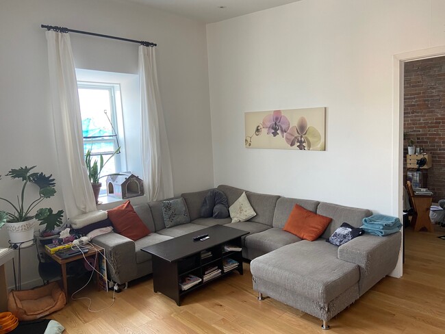 Building Photo - 604 Rue Charon