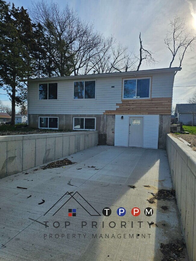 Building Photo - 3 Bedroom | 1.5 Bathroom Single Family Hom...