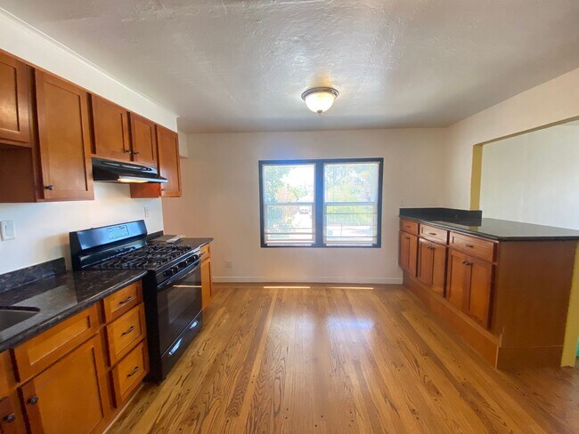 Foto del edificio - Advent - Laundry & Detached Garage!!