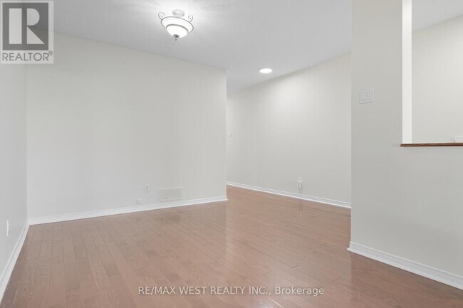 Building Photo - 119 Deerfox Dr