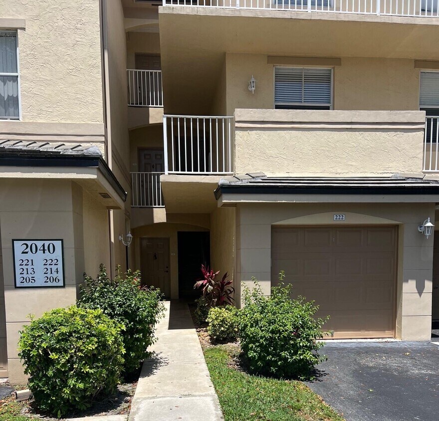 Primary Photo - 2040 Greenview Shores Blvd