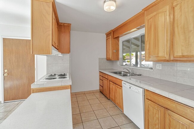 Building Photo - Charming 3-Bedroom 2-Bathroom Home in Sant...