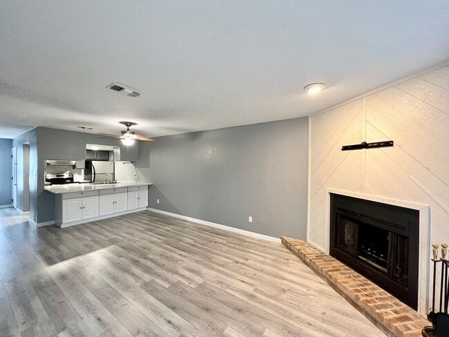 Building Photo - **APPLICATION RECEIVED** **MOVE-IN SPECIAL...