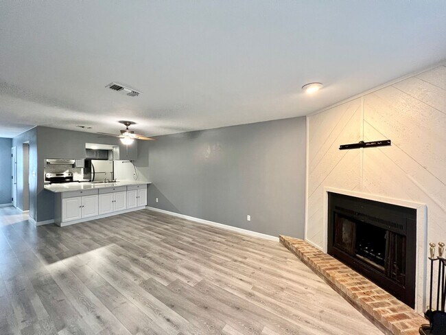 Foto del edificio - **APPLICATION RECEIVED** **MOVE-IN SPECIAL...
