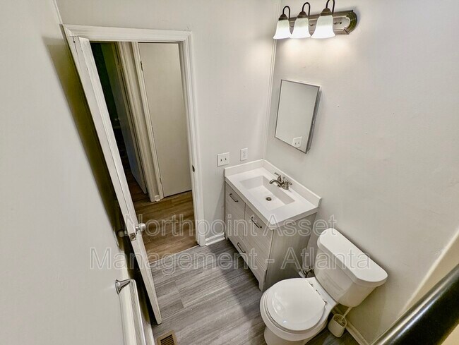 Building Photo - 887 Westland Dr SW
