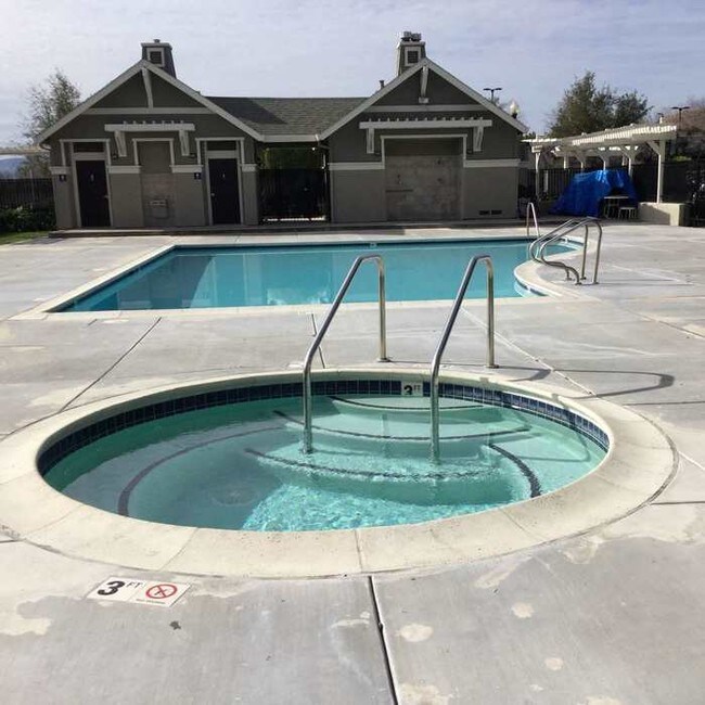 Building Photo - Move In Special- $500 off 1st months rent !!!