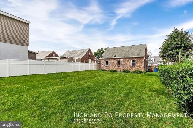 Building Photo - Two Bedroom Home in York Suburban Schools!