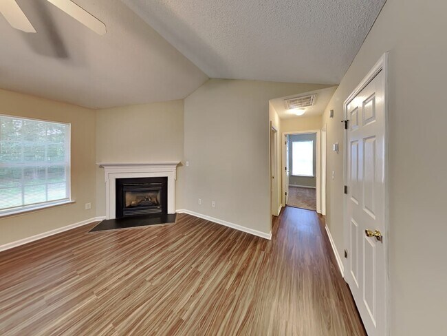 Building Photo - 654 Montgomery Dr