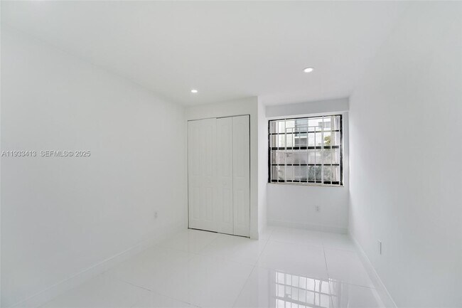 Building Photo - 777 SW 9th Ave