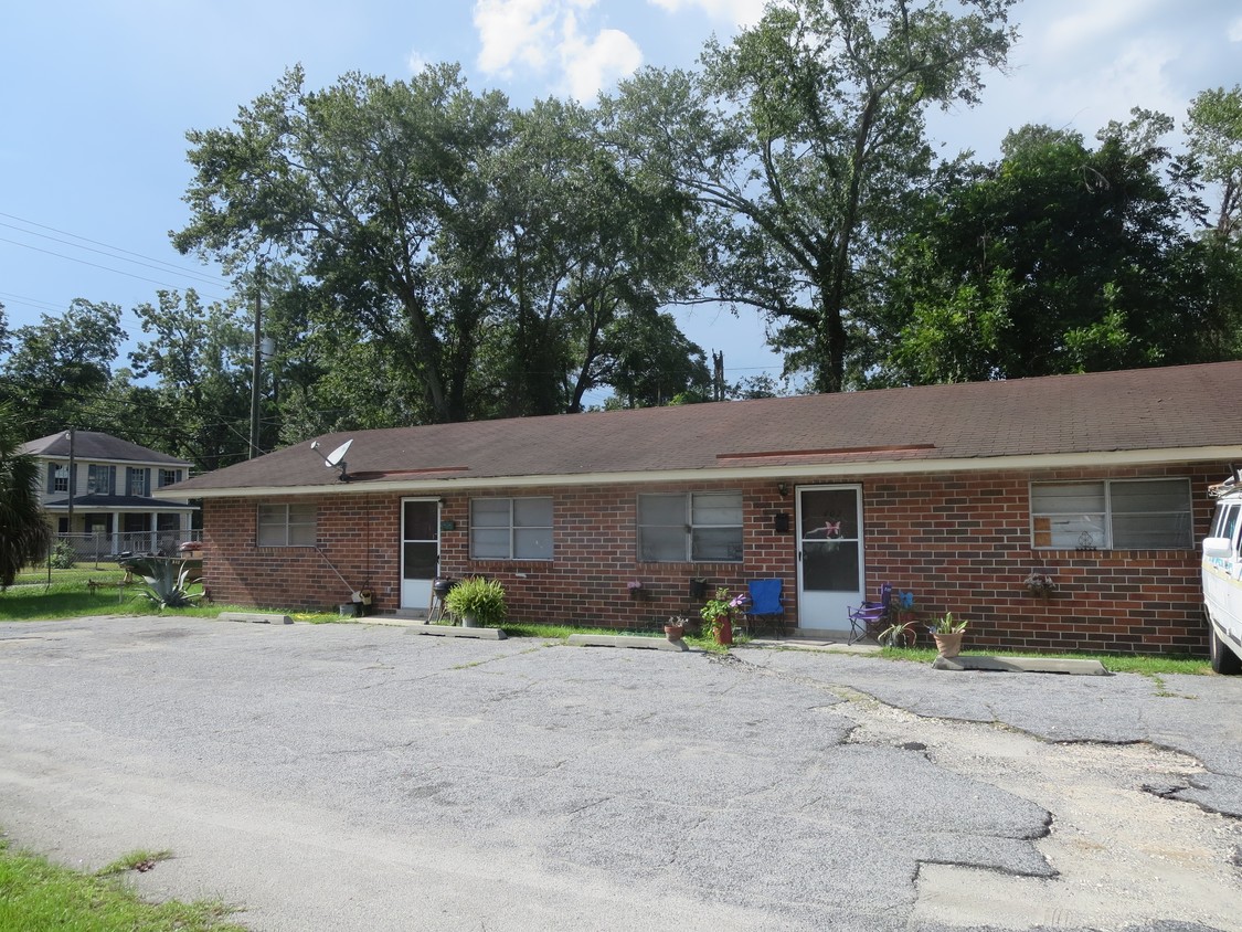 Building Photo - 400 E Magnolia St