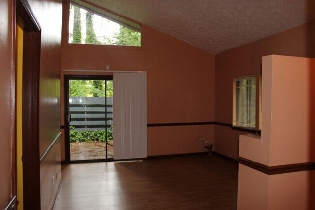 Foto del edificio - 7560 Taylor Rd., #5