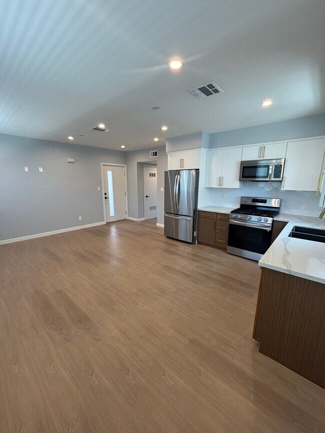 Foto del edificio - Beautiful 2 bed 1 bath modern apartment in...