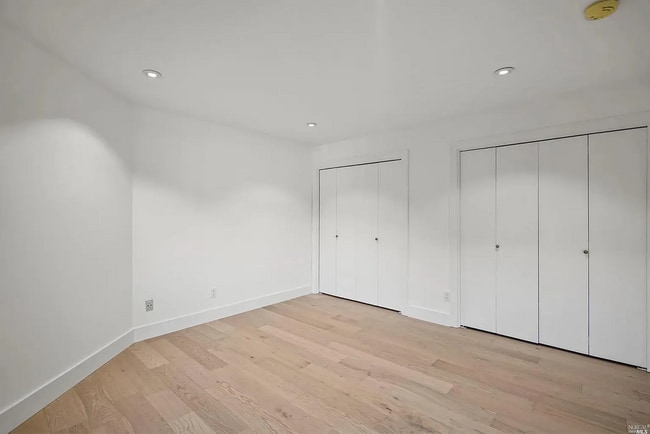 Building Photo - Beautifully updated Seminary Condo near Ri...