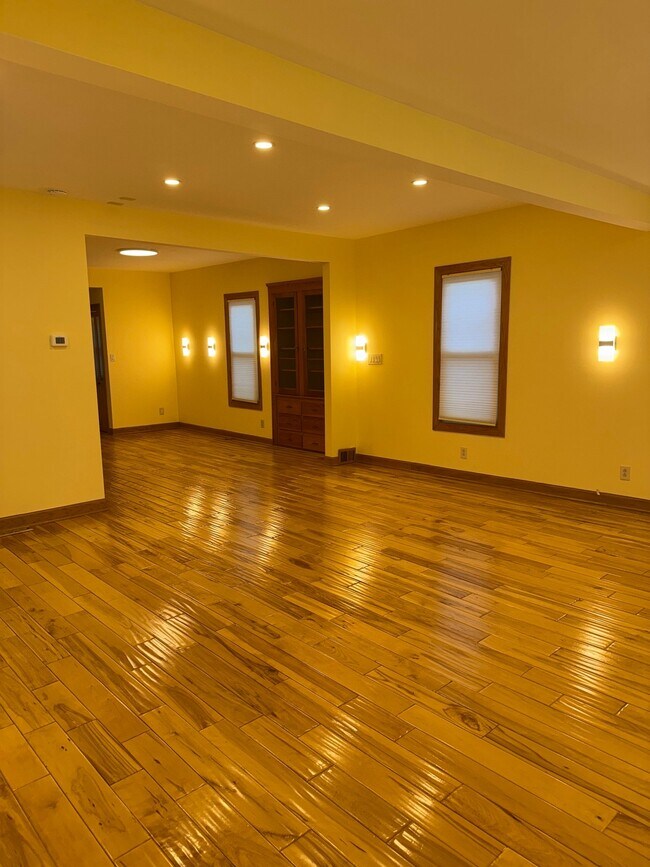 Foto del edificio - 341 Riverdale Dr