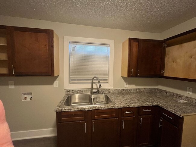 Building Photo - Fully Renovated House