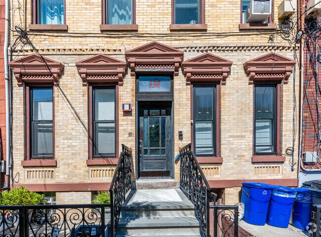 Entrance - 118 Jefferson St