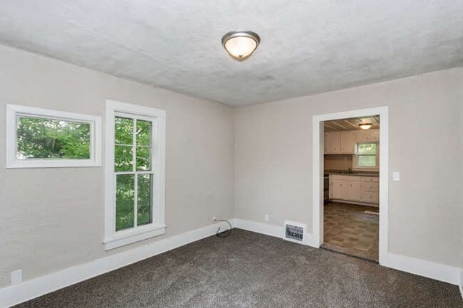 Building Photo - Open House 6/6 from 12-1!  Spacious 3 Bed/...