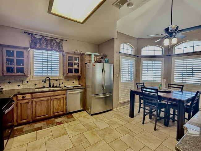 Building Photo - 3611 Springmont Dr