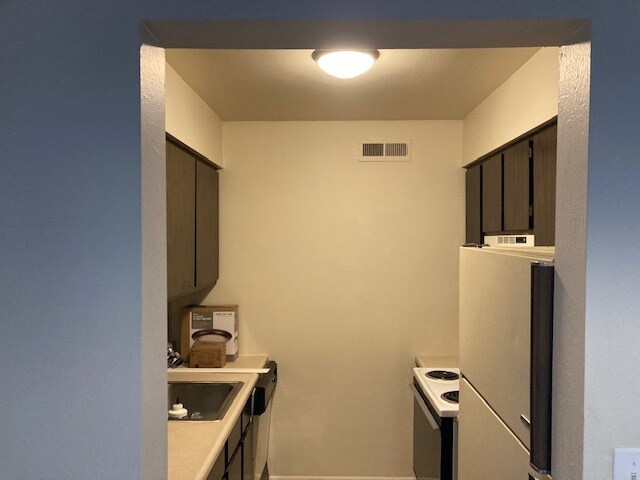 kitchen - 3643 S Sheridan Blvd
