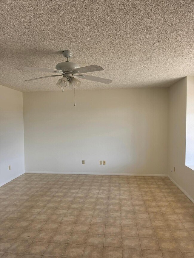 Foto del edificio - 1458 N Acacia Rd