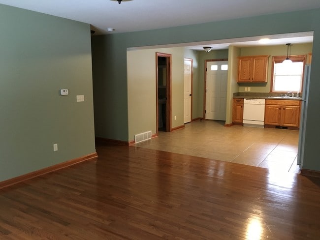 Open floor plan - 8339 Edinboro Rd