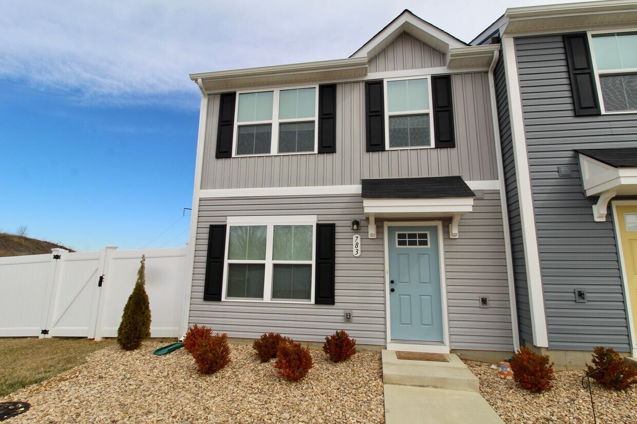 Townhome with a large fenced in yard for rent! - Townhome with a large fenced in yard for rent!