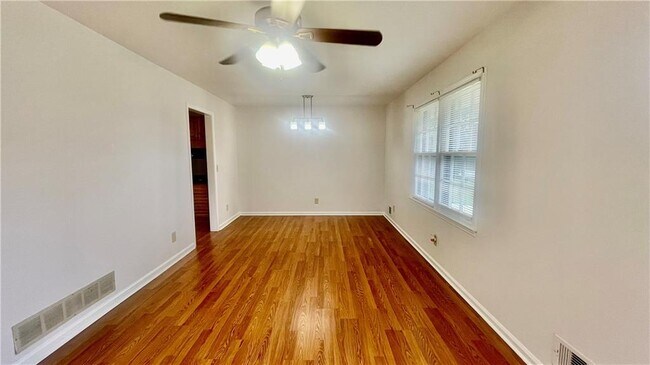 Foto del edificio - 886 Killian Hill Rd SW
