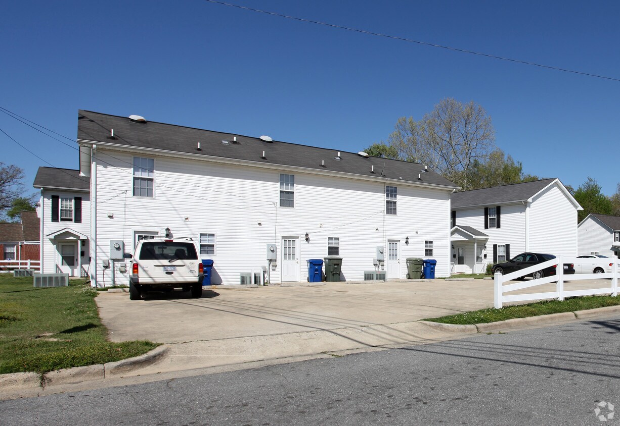 Primary Photo - 811-829 E Lizzie St