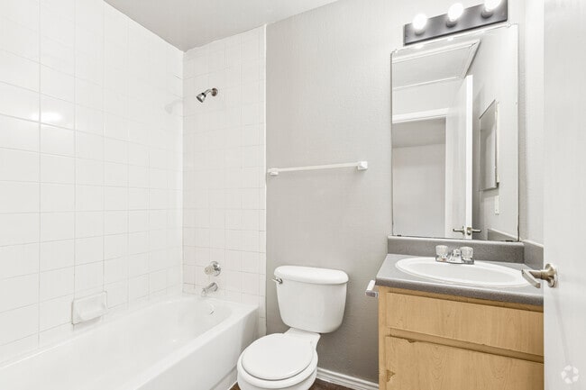 Studio - 500SF - 2520 W Prairie St