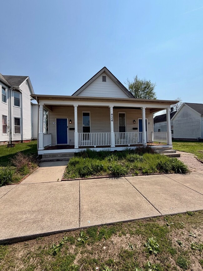Building Photo - 924 SE 6th St