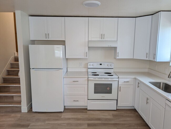 Building Photo - 4 Bedroom 1.5 Bath Twin-Home