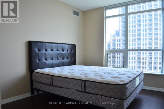 Building Photo - 215 Fort York Blvd