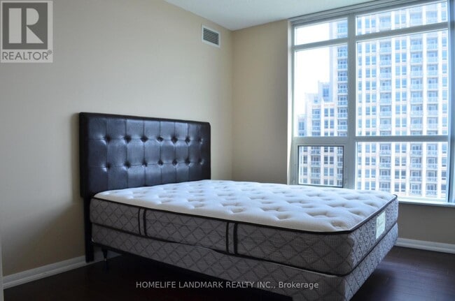 Photo du bâtiment - 215 Fort York Blvd