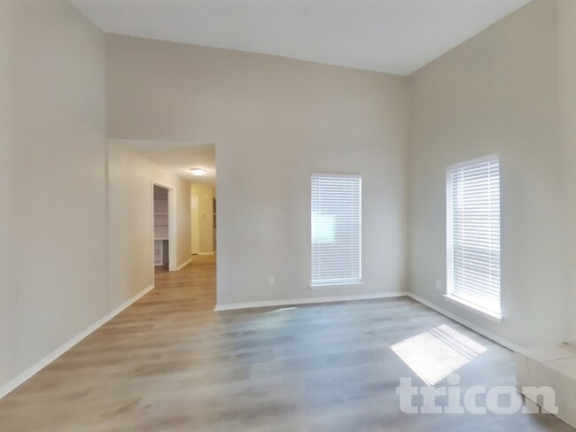 Building Photo - 725 Villa Ridge Dr