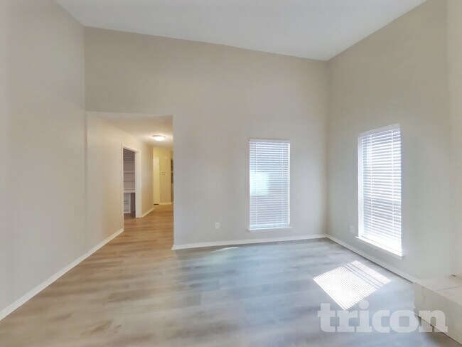 Foto del edificio - 725 Villa Ridge Dr
