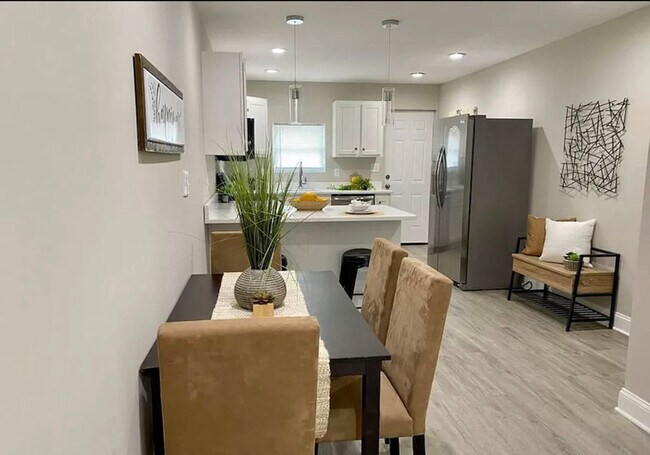 Building Photo - 224 N Rose St