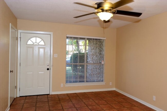Foto del edificio - Nice 4 bed 2 bath on tree shaded lot!